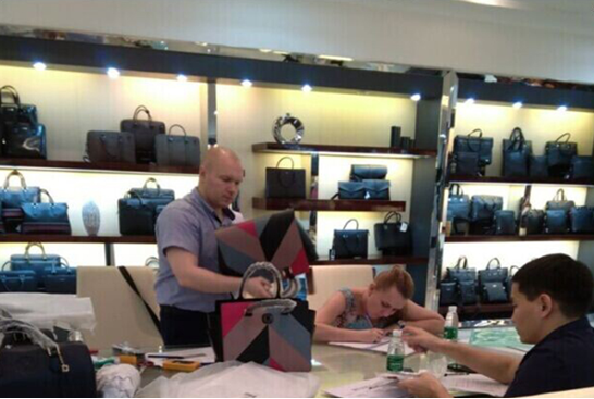 博深皮具某俄羅斯客戶驗(yàn)貨中