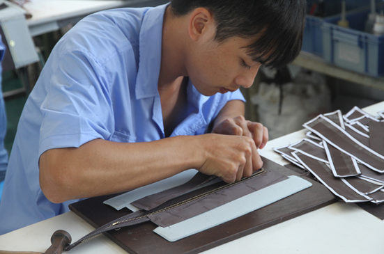 廣州博深皮具加工廠生產揪細節(jié)